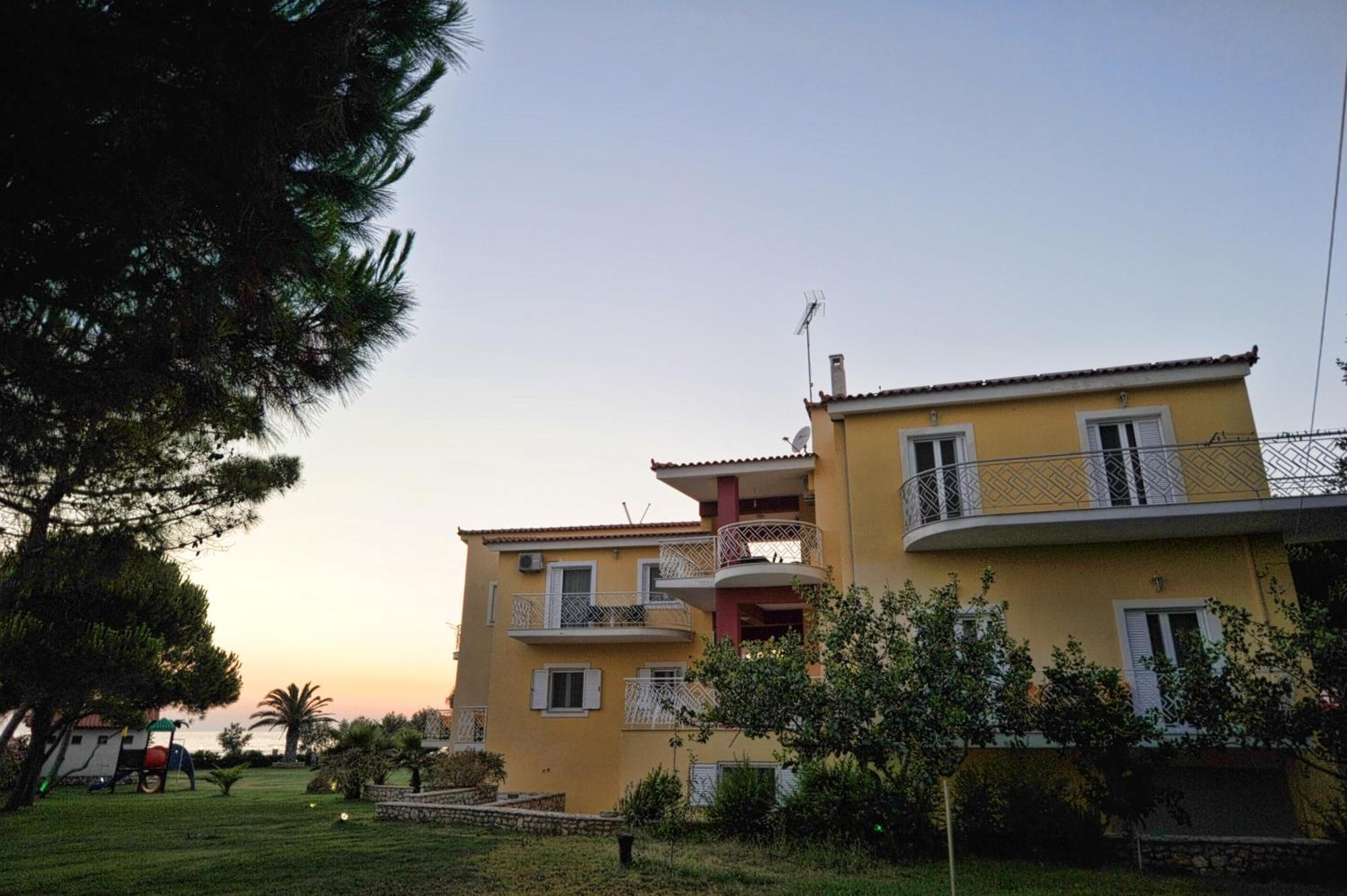 Irida Beach Resort Suites Kyparissía Eksteriør bilde